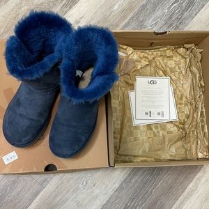 💖UGGS Navy blue sz 6